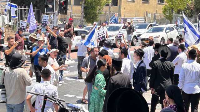 המחאה נגד אי השיוויון בנטל בבני ברק (צילום: אבשלום ששוני)