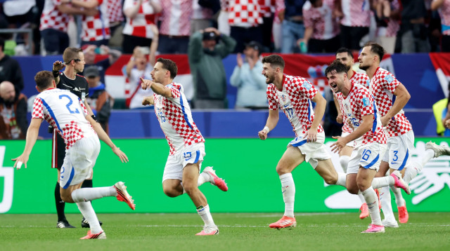 שחקני נבחרת קרואטיה חוגגים עם ולאזיץ' את שער הניצחון (צילום: GettyImages)