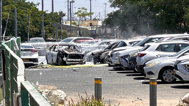 זירת הפיצוץ בחולון (צילום: אבשלום ששוני)