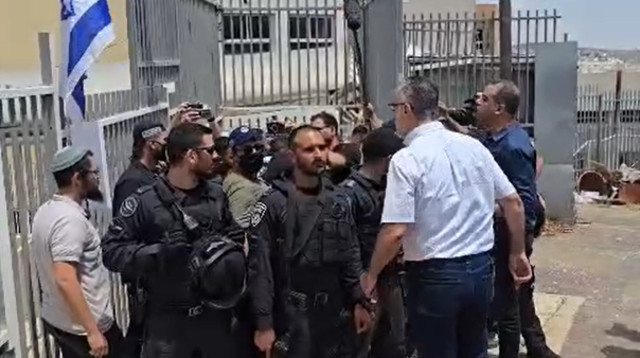סערה באום אל פאחם כשצבי סוכות הגיע לבקר בבתי הספר (צילום: שימוש חופשי)