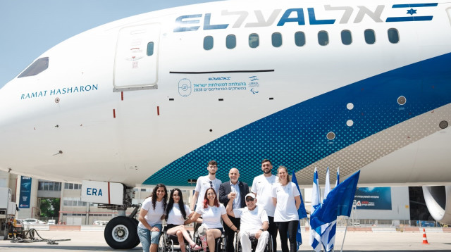 מנכ"ל אל על ויו"ר הועד האולימפי עם הספורטאים (צילום: אסיף לנקרי)