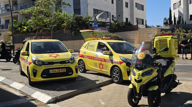 צוותי מד"א בראש העין (צילום: תיעוד מבצעי מד"א)