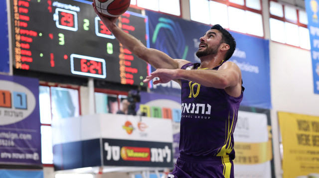 שחקן הפועל חולון ליאור קררה (צילום: אודי ציטיאט)