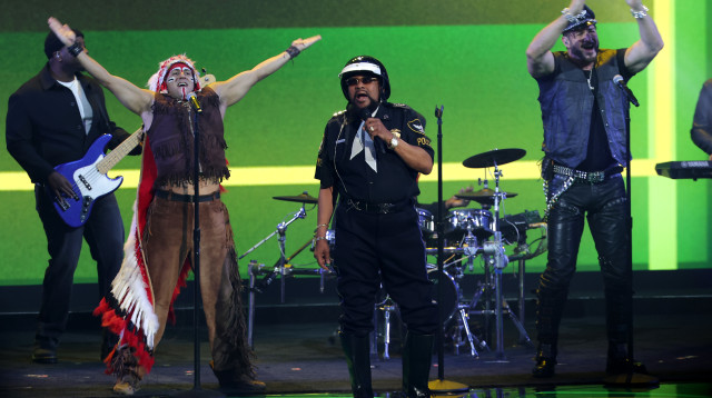 ויקטור ויליס עם להקת "ווילג' פיפל" (Village People) (צילום: gettyimages)