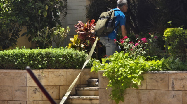 חשוד כפורץ בפתח תקווה, עבר בקבוצת הוואטסאפ של התושבים (צילום: שימוש לפי סעיף 27א')