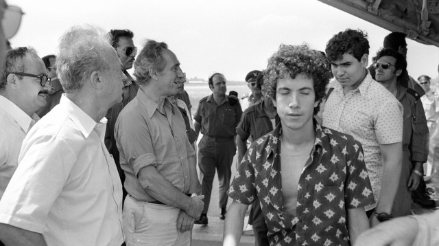 ראש הממשלה יצחק רבין ושר הביטחון פרס מקבלים את פני החטופים שהחזיר צה"ל מאנטבה  (צילום: אורי הרצל צחיק)