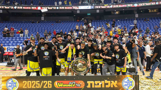 שחקני מכבי תל אביב עם צלחת האליפות (צילום: לירון מולדובן)