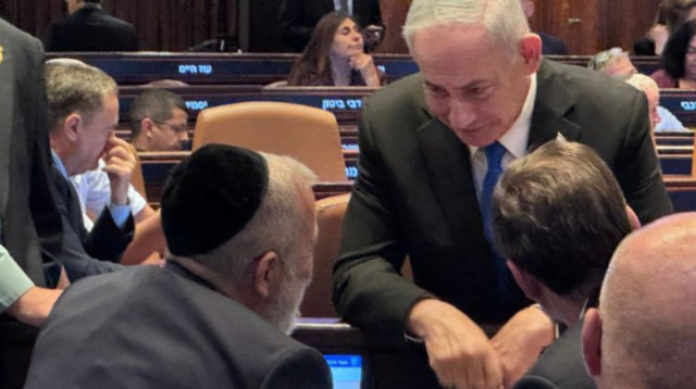 בנימין נתניהו ואריה דרעי במליאת הכנסת (צילום: צילום מסך רשת X)