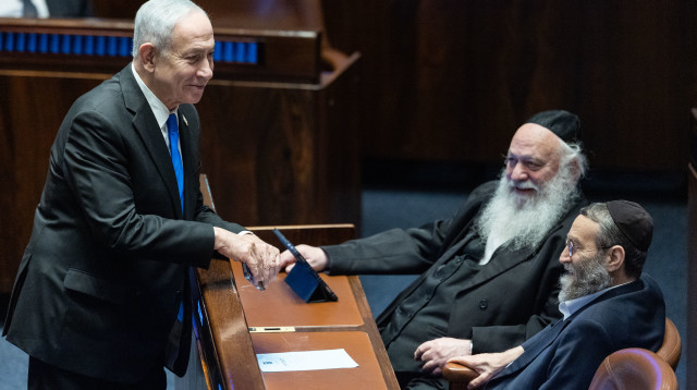 בנימין נתניהו, משה גפני ויצחק גולדקנופף בהצבעה על חוק יסוד לימוד תורה (צילום: יונתן זינדל פלאש 90)
