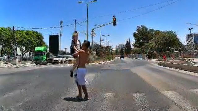 ניסיון חטיפה בפתח תקווה (צילום: צילום מסך)