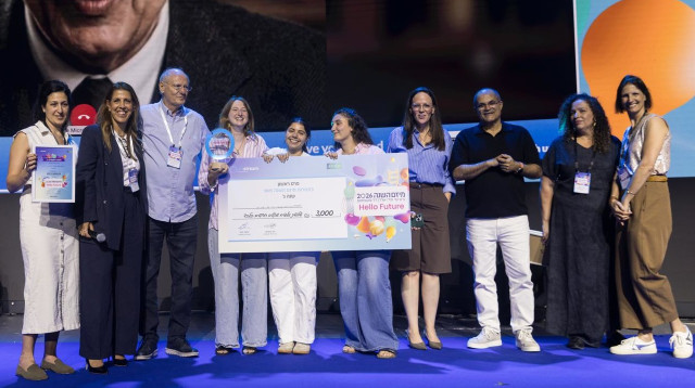 הזוכות בתחרות מיזם השנה: בנות נוער ממרכז כנרת (צילום: אלכסיי איזמלקוב)