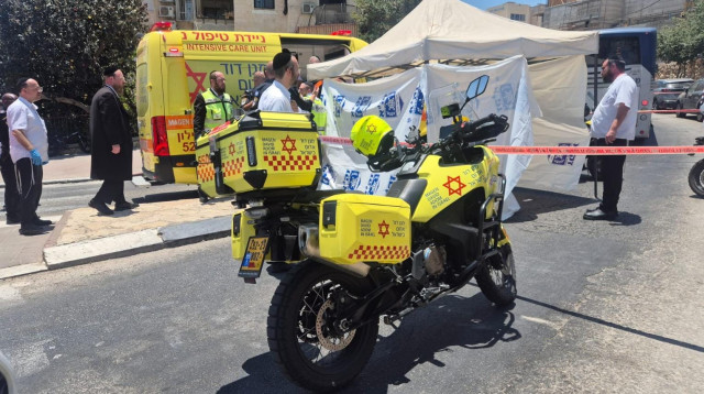 זירת תאונה בה נהרג ילד בן 7 מפגיעת אוטובוס במודיעין עילית (צילום: תיעוד מבצעי מד''א)