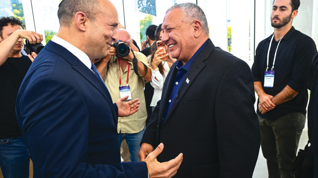 גדי איזנקוט ונפתלי בנט (צילום: אבשלום שושני)