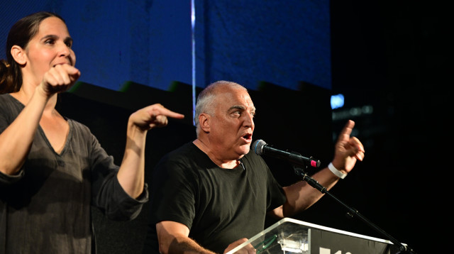 אייל אשל בעצרת אלף הימים בכיכר החטופים (צילום: אבשלום ששוני)