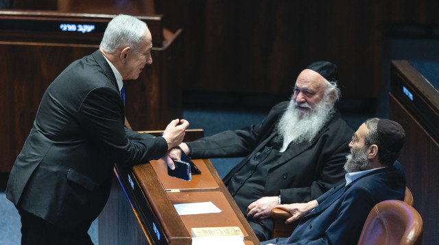 משה גפני, יצחק גולדקנופף ובנימין נתניהו (צילום: יונתן זינדל, פלאש 90)