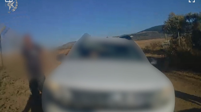 מעצר האב שאיפשר לבנו בן ה-9 לנהוג (צילום: דוברות המשטרה)