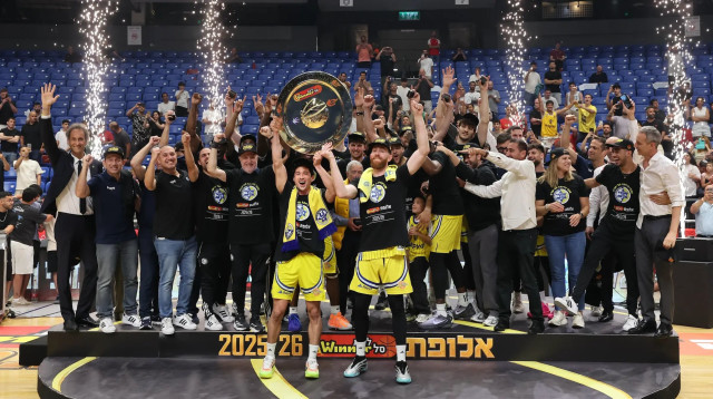 מכבי תל אביב בהנפת צלחת האליפות (צילום: לירון מולדובן)
