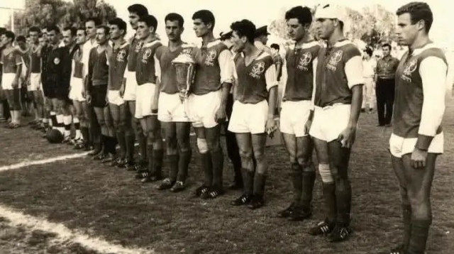 מישל בן דוד, שחקן עבר הפועל חיפה, חמישי מימין עם הגביע (צילום: אתר רשמי, הפועל חיפה)