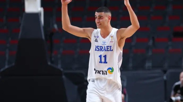 באיזה צד של תל אביב ישחק? מדר במדי הנבחרת (צילום: אודי ציטיאט)