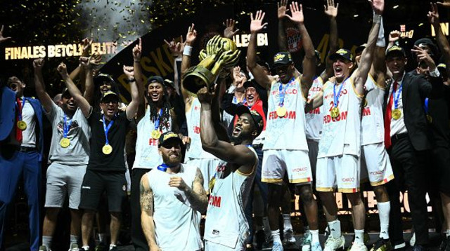 שחקני מונאקו אחרי הזכייה באליפות (צילום: Gettyimages)
