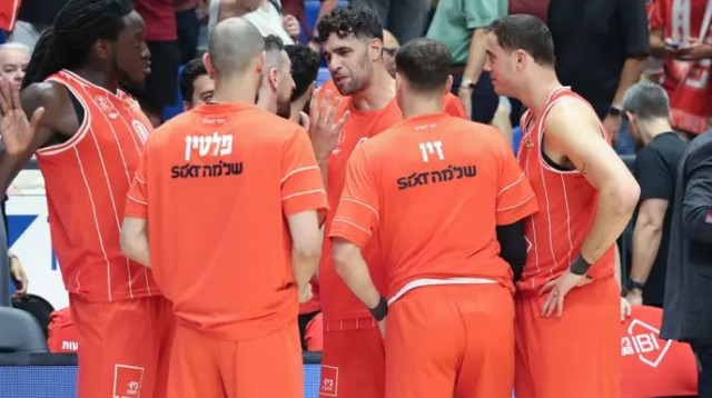עלו לחימום. שחקני הפועל תל אביב (צילום: דני מרון)