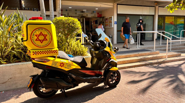 ילד טבע בבריכה ציבורית בחולון (צילום: תיעוד מבצעי מד"א)