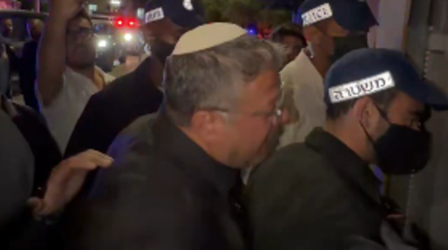 איתמר בן גביר מתלווה לפשיטה בטובא זנגריה (צילום: עמוד הטוויטר של איתמר בן גביר)