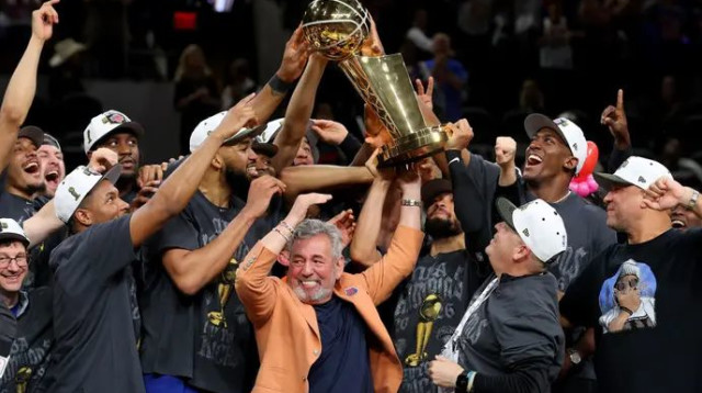 בלי אף רמז. הניקס עם הגביע (צילום: אימג'בנק  GettyImages)