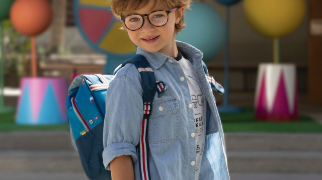 ילד מרכיב משפקיים עם עדשת Essilor Stellest (צילום: שמיר אופטיקה)