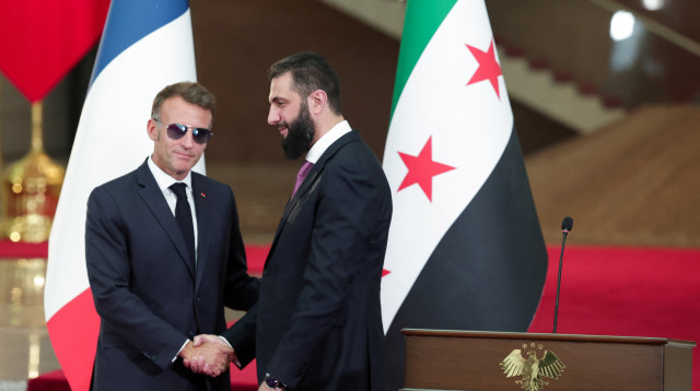 עמנואל מקרון ואחמד א-שרע בדמשק (צילום: REUTERS/Mahmoud Hassano)