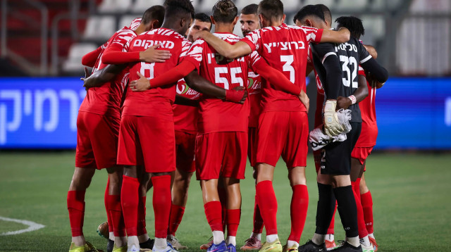 שחקני בני סכנין (צילום: מאור אלקסלסי)