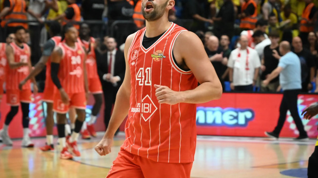 שחקן הפועל תל אביב תומר גינת (צילום: ברני ארדוב)
