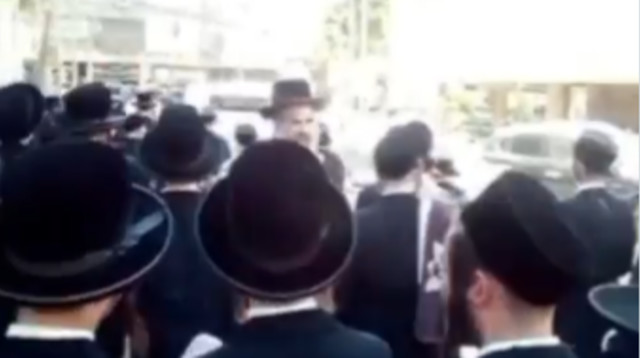 חרדים בבני ברק זורקים ביצים על פקחי רשות המסים (צילום: צילום מסך רשת X)