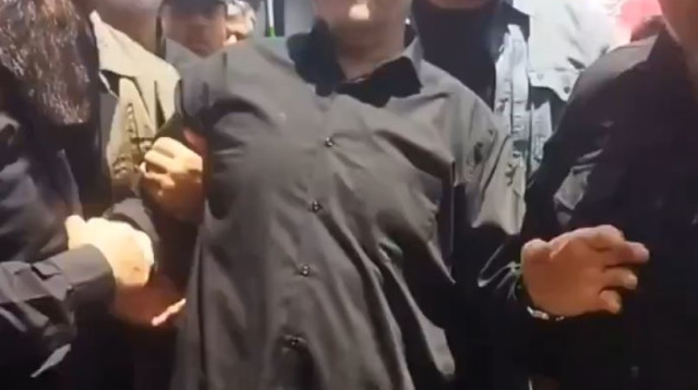 נשיא איראן מסעוד פזשכיאן מותקף בהלווית עלי חמינאי (צילום: צילום מסך רשת X)