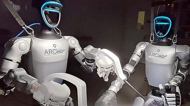 שני הרובוטים שניתחו (צילום: ACRlab)