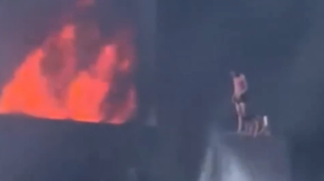 לכודים על הגג בבניין בוער בסין (צילום: צילום מסך טוויטר)