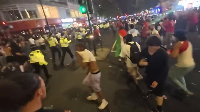 אוהדי מרוקו מתפרעים בלונדון (צילום: מסך מתוך רשת "X")