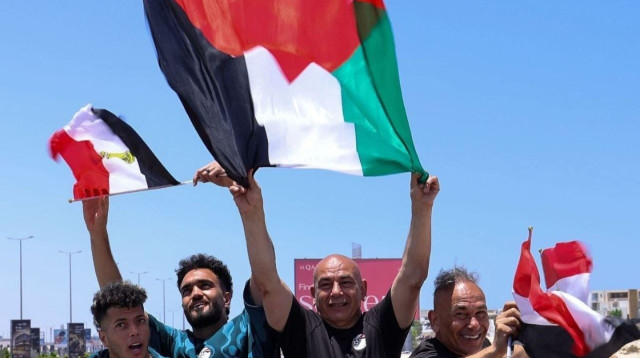 חוסאם חסן חוגג עם דגל פלסטין עם השחקנים בשובם למצרים (צילום: צילום מסך, X)