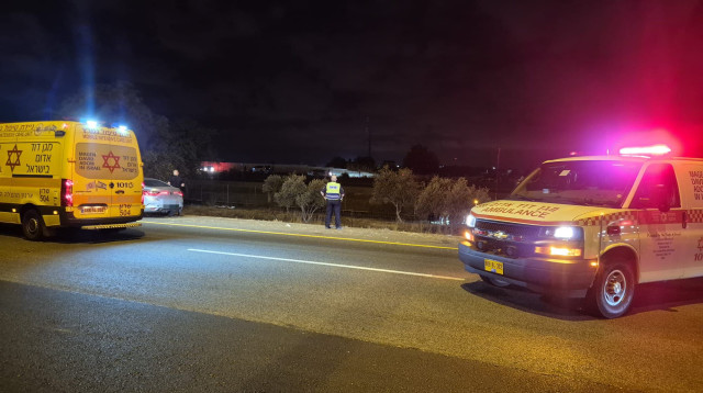 צוותי רפואה של מדא בזירת התאונה בכביש 6, סמוך לטייבה (צילום: צילום מבצעי מד"א)