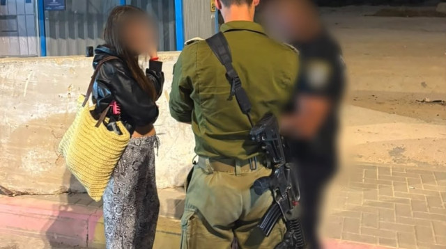 העברת הישראליות לידי כוחות הביטחון (צילום: דוברות המנהל האזרחי)