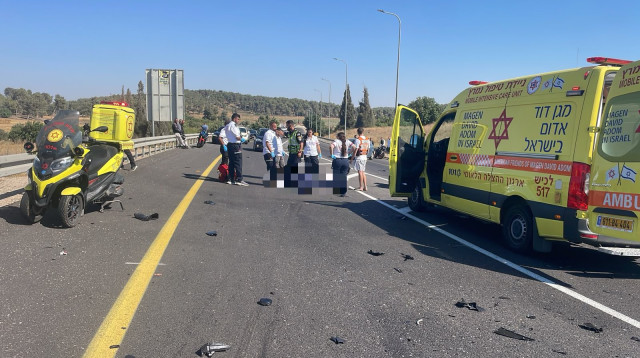 רוכבת אופנוע נהרגה מפגיעת רכב סמוך למחלף קריית גת (צילום: תיעוד מבצעי מד"א)