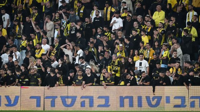 אוהדי בית"ר ירושלים ליד שלטי הפרסומת, אצטדיון טדי (צילום: ברני ארדוב)
