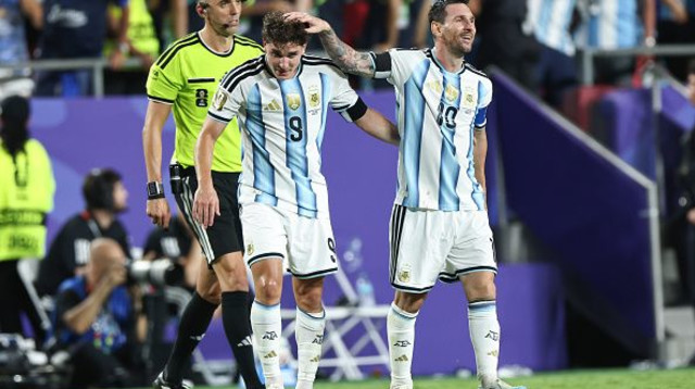 חוליאן אלברס חוגג עם ליאו מסי (צילום: Omar Vega/Getty Images)