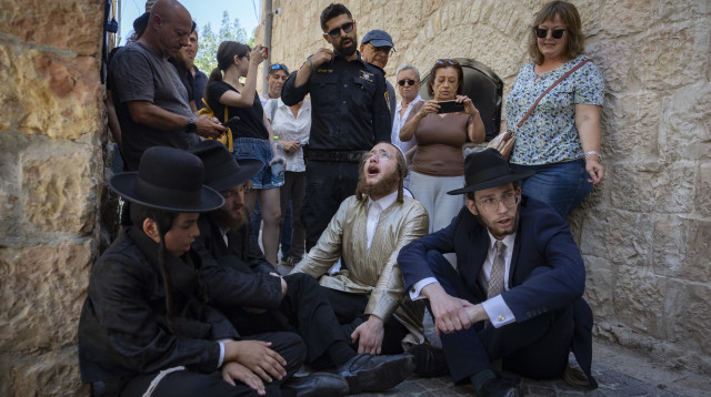 מחאת החרדים מול בית הקפה הפתוח בשבת, ירושלים (צילום: יונתן זינדל פלאש 90)