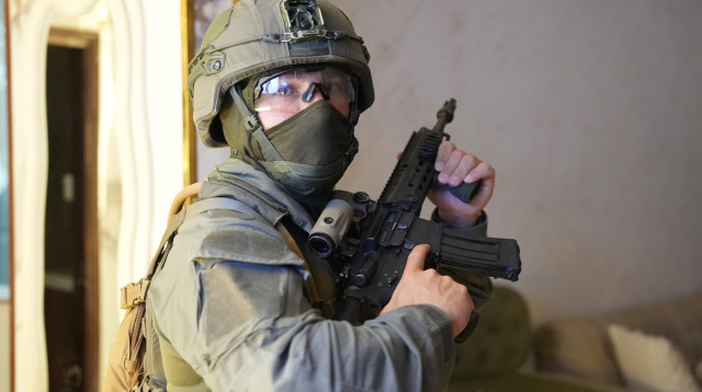 פשיטה משטרתית. החקירה הסמויה הפכה לגלויה (צילום: דוברות המשטרה)