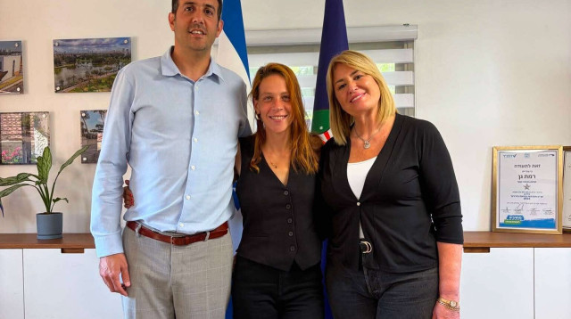 אורנה בן זקן עם עינב בר כהן ואמיר חכמיאן (צילום: דוברות עיריית רמת גן)