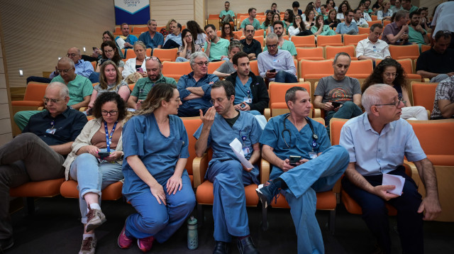 רופאים ורופאות בבית החולים איכילוב (צילום: אבשלום ששוני, פלאש 90)