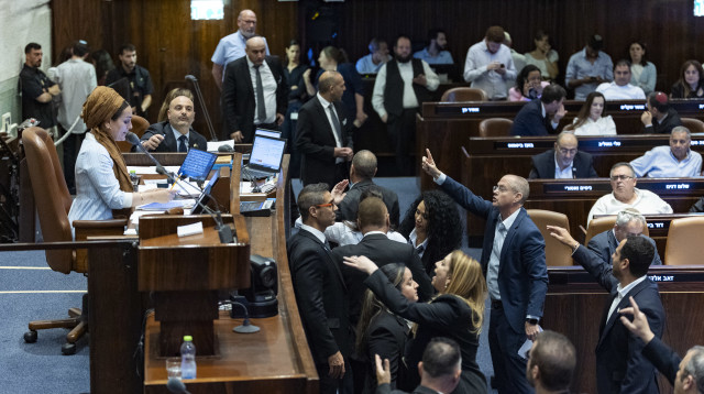 מהומה בכנסת בהצבעה להקפאת מעצר עריקים חרדים (צילום: חיים גולדברג פלאש 90)