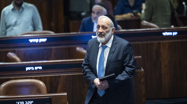 אריה דרעי אחרי ההצבעה על הקפאת מעצר עריקים חרדים (צילום: חיים גולדברג פלאש 90)
