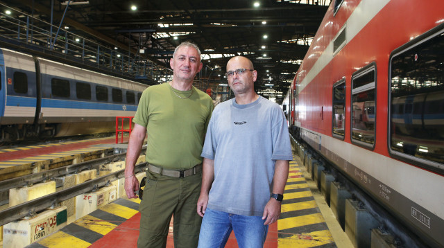 (מימין) מורדי סבג וסולימאן חלבי (צילום: שרון בוקוב - החברה למתנסים הארצית)
